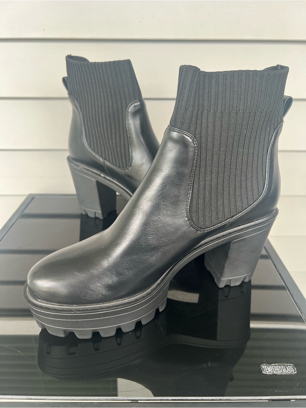 Round Toe Platform Ribbed Panel Chelsea Boots